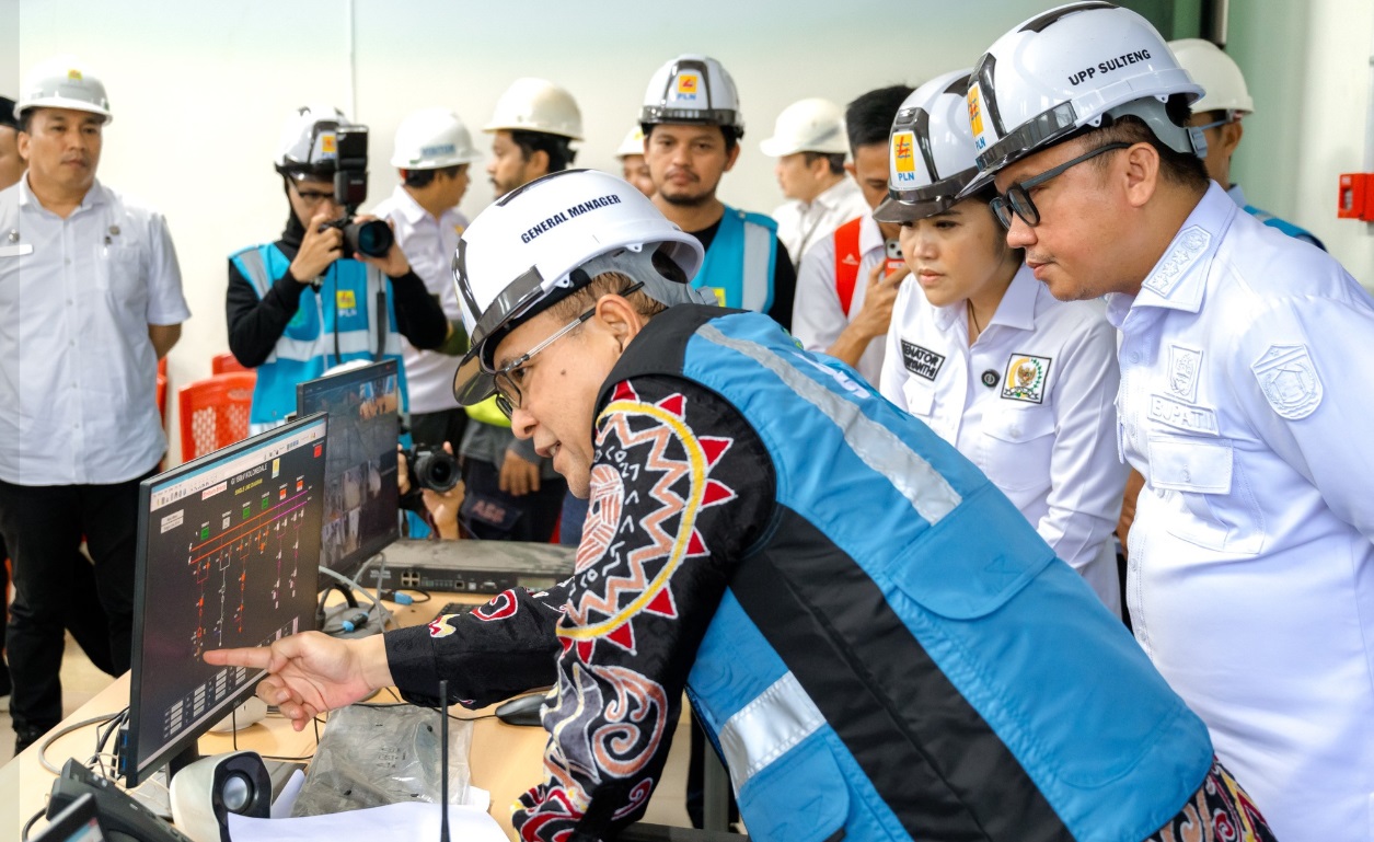 Bupati Morowali Utara Delis Julkarson bersama General Manager Unit Induk Pembangkitan Sulawesi PT (Persero) PLN, Wisnu Kuncoro Adi pada uji coba pengaliran daya listrik ke Morowali Utara, foto : MCDD/Ryo