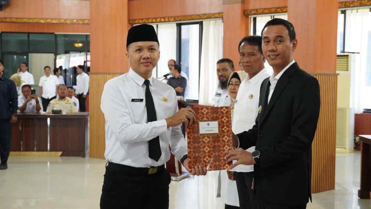 Bupati OKI, H. Muchendi Mahzareki menyerahan SK CPNS di Kantor Bupati OKI, Rabu, (16/4/25). Foto: dok. DIskominfo OKI