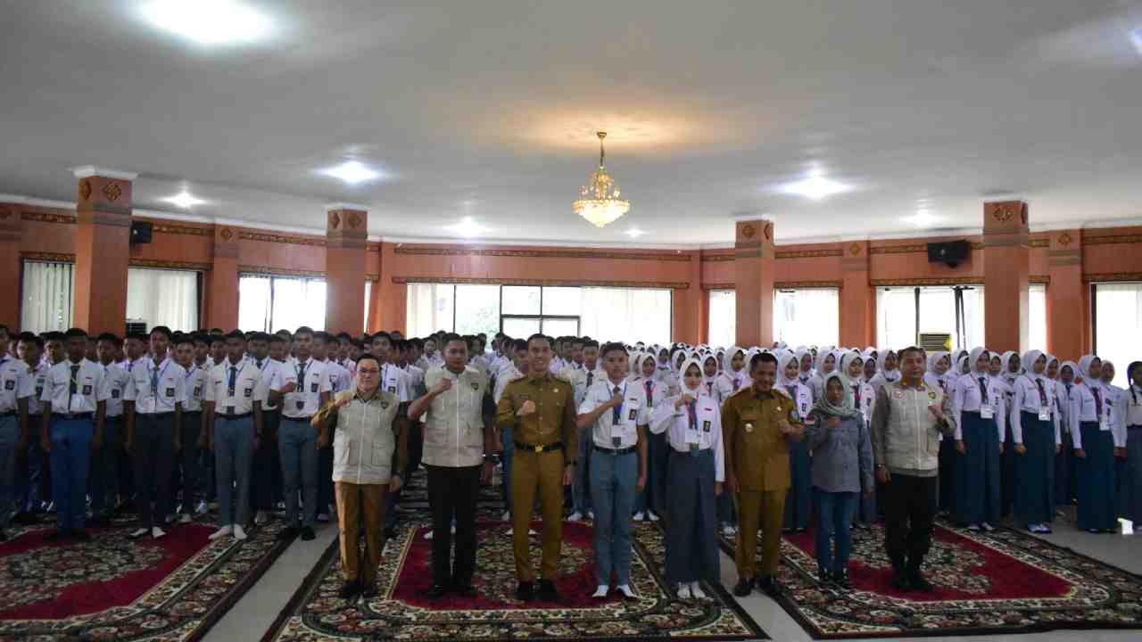 Bupati OKI, H. Muchendi Mahzareki, turut hadir bersama Wakil Bupati, Supriyanto pada pembukaan seleksi calon paskibraka di Ruang Bende Seguguk II. Selasa,(15/04/25). Foto: dok. DIskominfo OKI