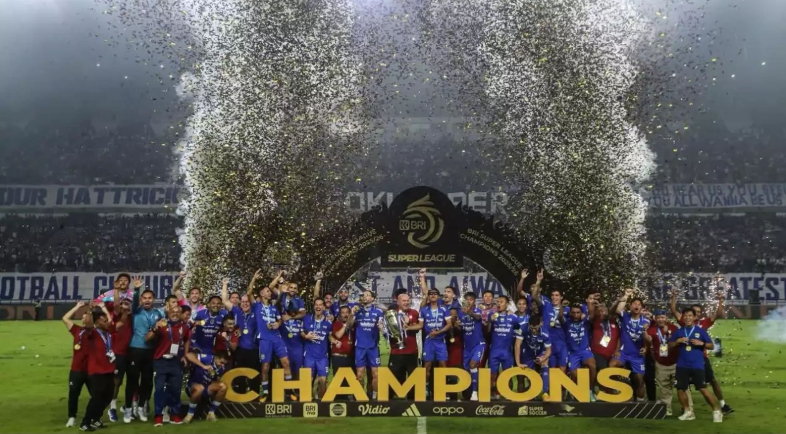 Skuad Persib Bandung merayakan keberhasilan mempertahankan gelar juara setelah memastikan diri sebagai kampiun Super League 2025/2026 di Stadion Gelora Bandung Lautan Api (GBLA). Pencapaian ini mengantarkan Maung Bandung mencetak sejarah baru sebagai tim pertama di Indonesia yang meraih hattrick juara (tiga musim beruntun) sekaligus berhak menyematkan lima bintang di atas logo klub. (Foto: Dok. PSSI)