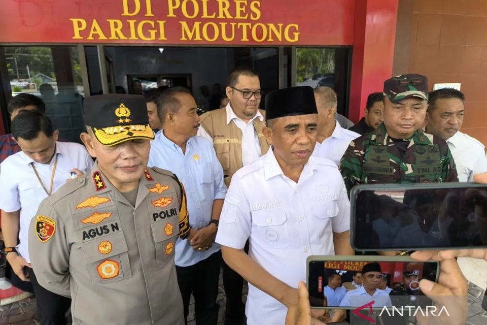 Gubernur Sulawesi Tengah Anwar Hafid (Tengah) memberikan keterangan kepada sejumlah pewarta terkait pemantauan PSU Pilkada di Kabupaten Parigi Moutong, Rabu (16/4/2025), Foto : ANTARA/Moh Ridwan)