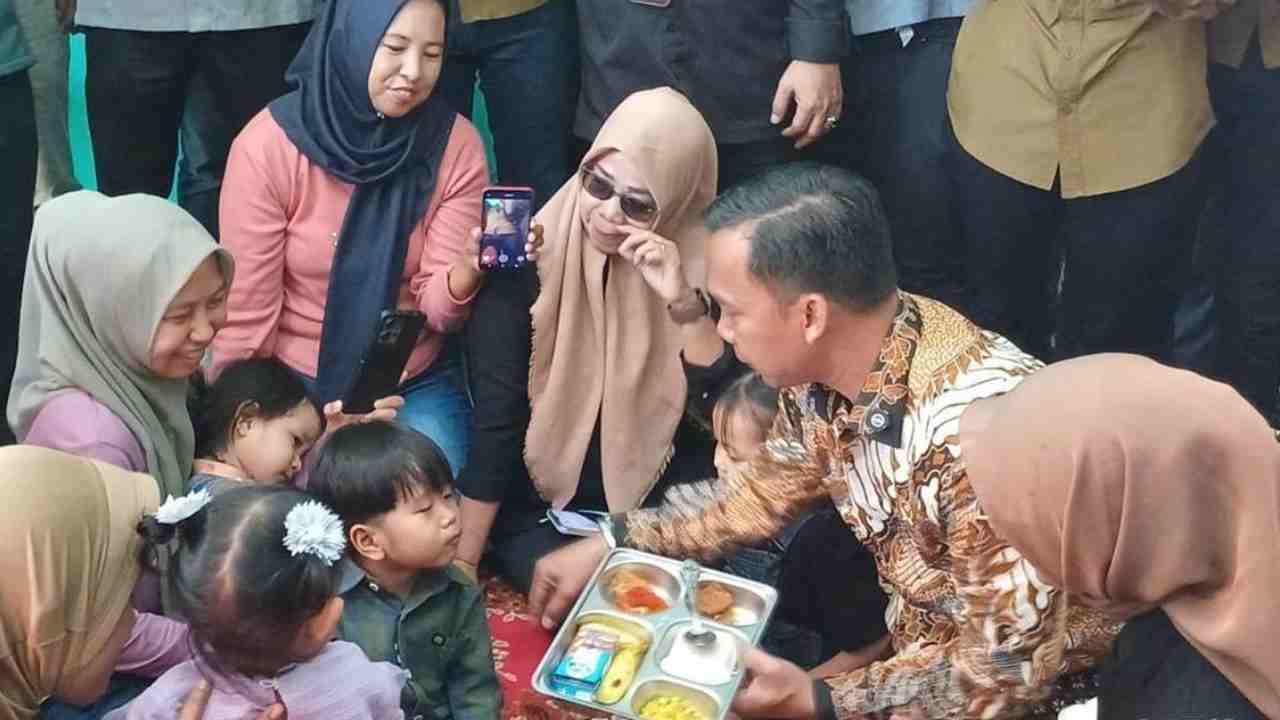 Menteri Kependudukan dan Pembangunan Keluarga, Wihaji pantau kegiatan perdana penyaluran MBG di Posyandu Mawar Merah Kecamatan Ilir Barat (IB) II, Kota Palembang. Foto: dok. detikcom