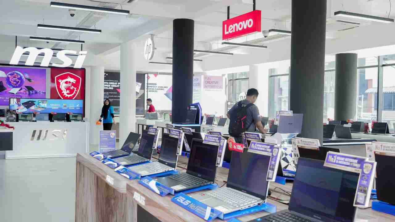 Ilustrasi penjualan laptop Lenovo di MDP IT Store Palembang. Foto: dok. komunio.id