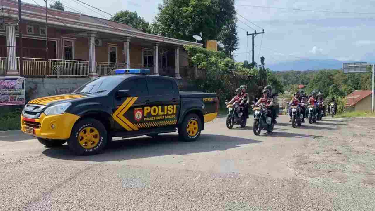 Personel gabungan dari Polda Sumsel melaksanakan pengamanan ketat di kantor PPK, salah satunya di Kecamatan Talang Padang, Kabupaten Empat Lawang. Foto: Dok. Humas Polda Sumsel