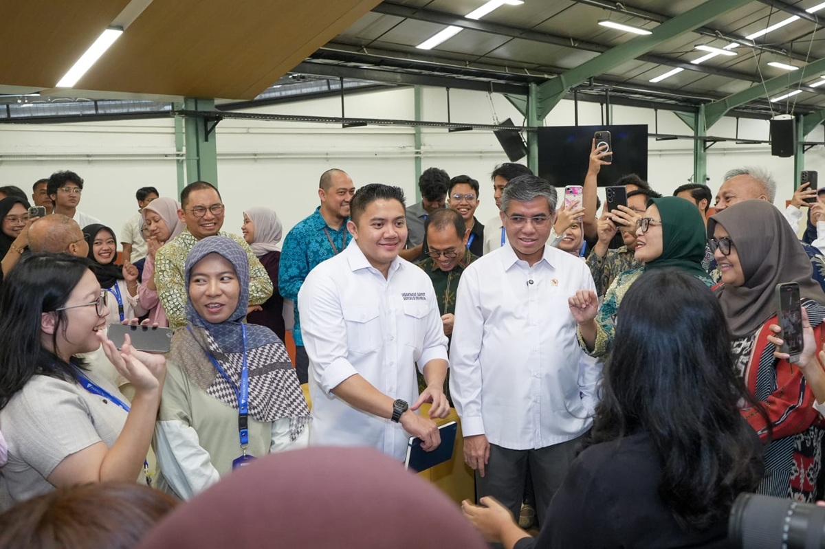 Sekretaris Kabinet Teddy Indra Wijaya bersama Menteri Ketenagakerjaan (Menaker) Yassierli meninjau pelaksanaan program pemagangan di Paragon Corp, Jakarta, Selasa (27/1/2026). Foto: Dok Humas Kemnaker RI