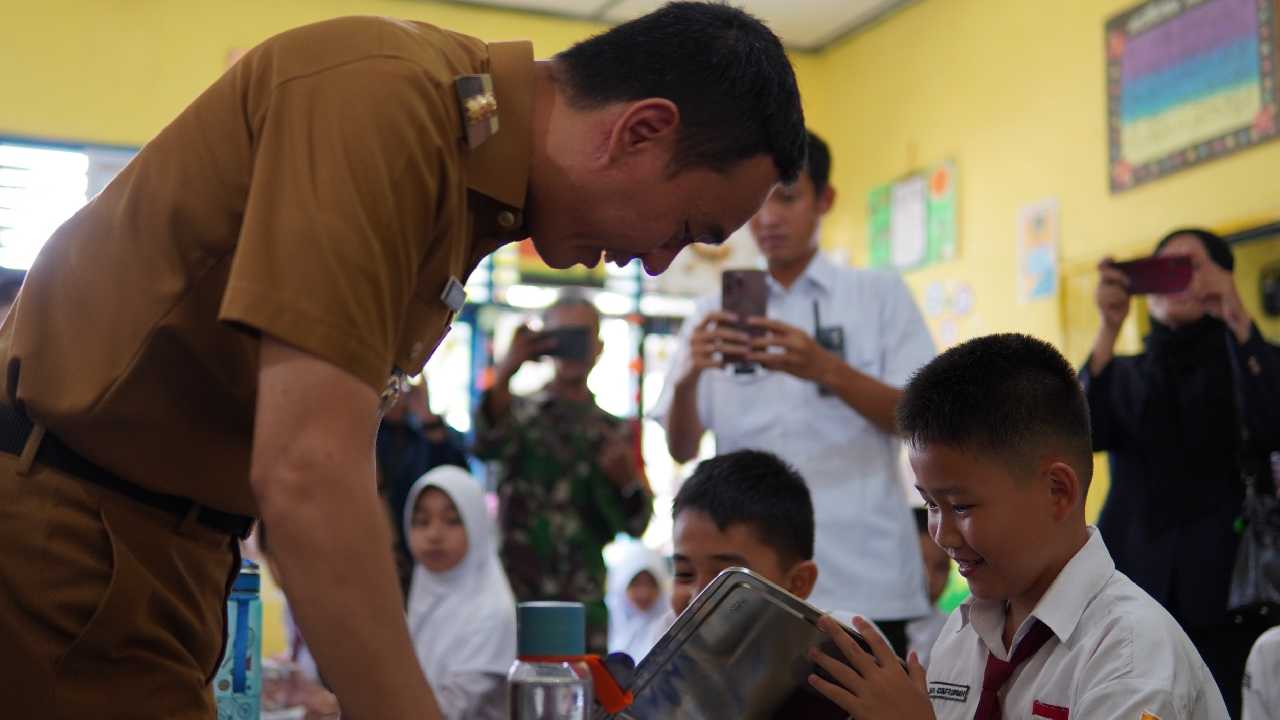 Pemerintah Kabupaten Ogan Komering Ilir (OKI) bersama Badan Gizi Nasional (BGN) resmi meluncurkan program Makan Bergizi Gratis di SD Negeri 1 Kayuagung, Senin (14/04/25). Foto: dok. Diskominfo OKI