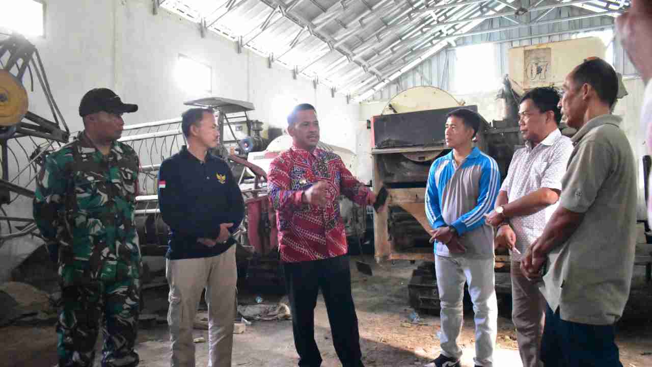 Wakil Bupati OKI, Supriyanto, kembali melakukan inspeksi mendadak (sidak) ke Gudang Unit Pelayanan Jasa Alat dan Mesin Pertanian (UPJA) di Desa Sindang Sari, Kecamatan Lempuing, pada Jumat (11/04/2025). Foto: dok. Diskominfo OKI