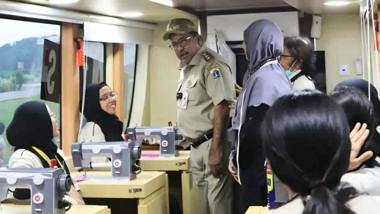 Wakil Gubernur DKI Jakarta, Rano Karno, membuka Program Pelatihan Mobile Training Unit (MTU), Selasa, (22/4/2025). Foto: Dok. Kompas.com