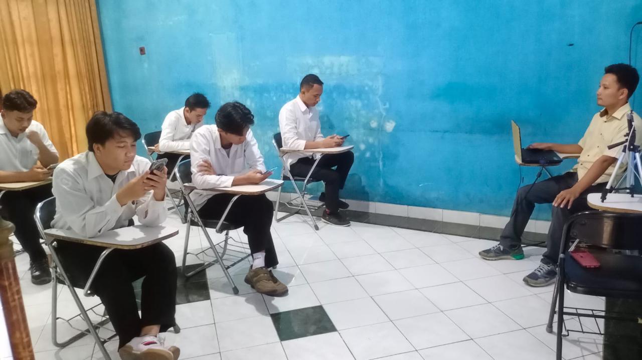 Peserta pelatihan Bahasa Jepang di LPK Djieneka Abadi sedang mengikuti kegiatan pelatihan. Foto: Dok Pribadi