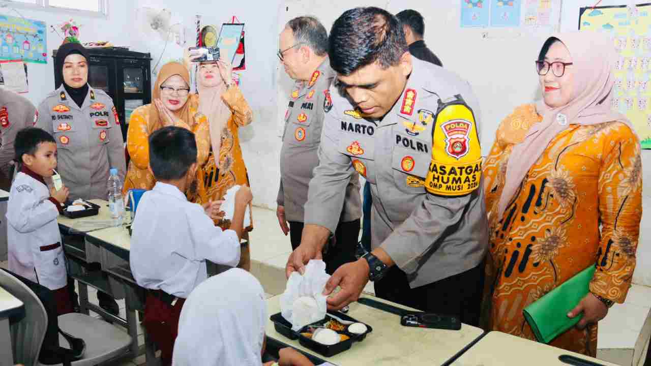 Polda Sumsel Implementasikan Program Makan Siang Bergizi Gratis di Sekolah Dasar, Wujudkan Generasi Sehat dan Cerdas
