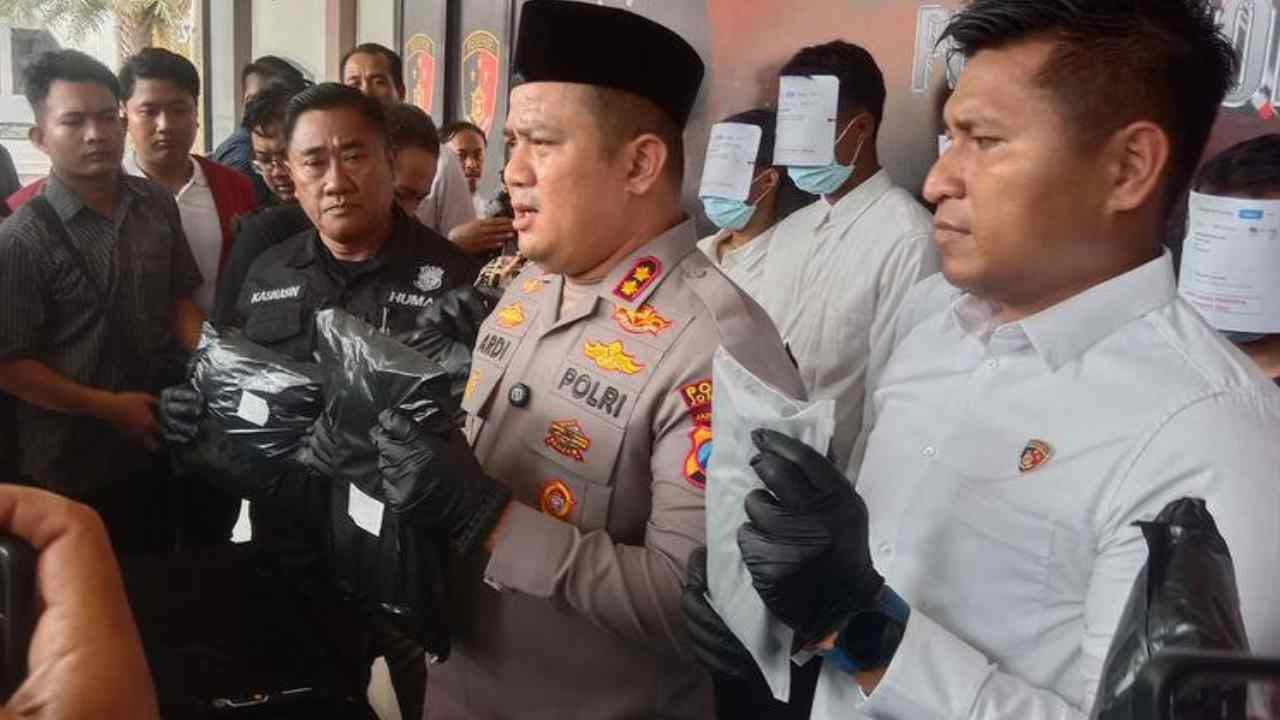 Kapolres Jombang AKBP Ardi Kurniawan, menggelar konferensi pers terkait penangkapan terhadap pemilik akun media sosial pengunggah informasi pemicu keresahan adanya gangguan keamanan, di Kabupaten Jombang, Jawa Timur, Kamis (11/4/2025). Foto: dok. Kompas.com