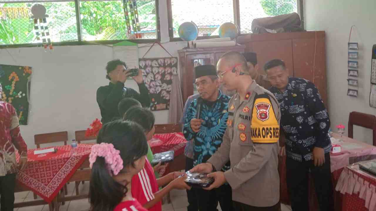 Polres OKI dan Pemkab OKI Gelar Makan Siang Bergizi untuk Siswa SD di Pulau Gemantung. Foto: dok. Polres OKI