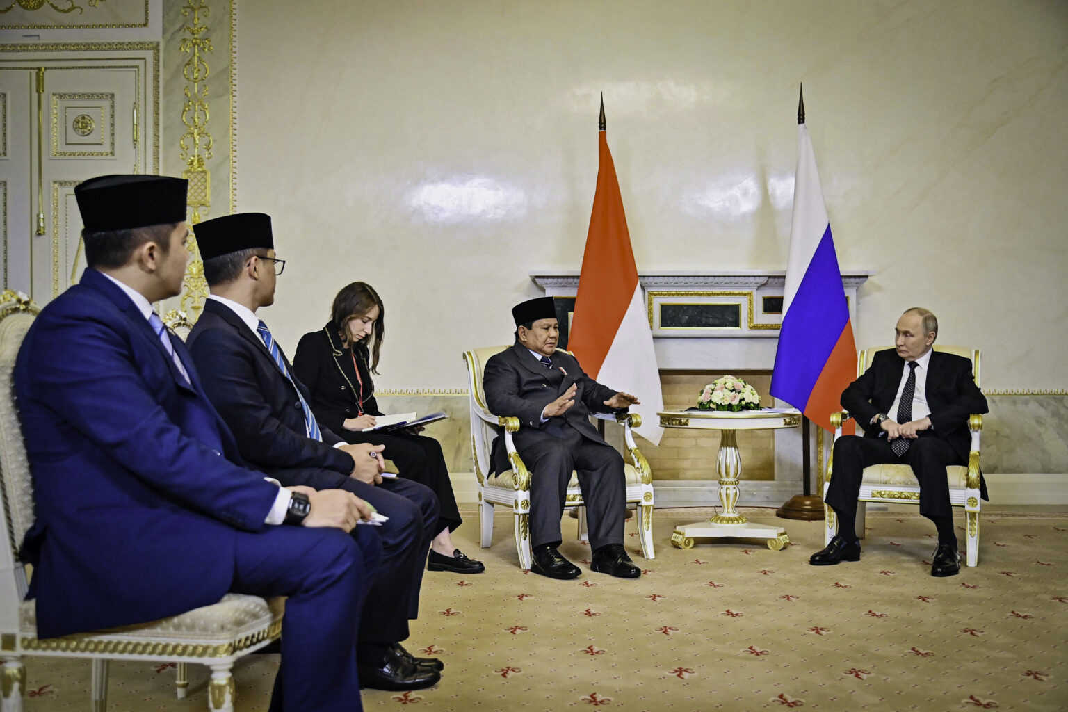 Presiden Republik Indonesia Prabowo Subianto melakukan pertemuan dengan Presiden Federasi Rusia Vladimir Putin. Foto: BPMI Setpres