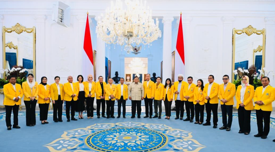 Presiden Prabowo Subianto menerima kunjungan Ketua Umum Partai Golkar, Bahlil Lahadalia, bersama jajaran pengurus Dewan Pimpinan Pusat Partai Golkar di Istana Merdeka, Jakarta, pada Rabu, 27 Agustus 2025. Foto: BPMI Setpres/Laily Rachev