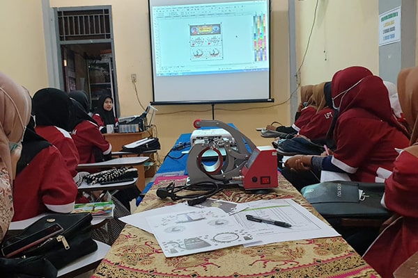 Peserta Pelatihan di Lembaga Kursus LPT Profcom Aceh sedang mengikuti pelatihan Desain Grafis. Foto: Istimewa