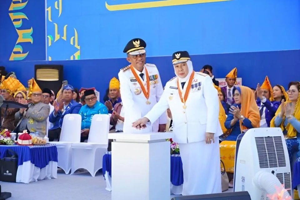 Gubernur Sulteng Anwar Hafid dan Wakil Gubernur Sulteng Reny A. Lamadjido secara resmi meluncurkan program Berani Cerdas dan Berani Sehat pada momentum HUT ke-61 Sulteng di Palu, Ahad (13/4/2025). Foto :Humas Pemprov Sulteng