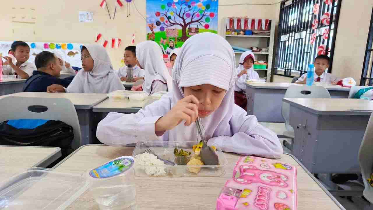 Siswa SDN 25 Palembang menikmati paket makanan Program MBG, Senin (6/1/2025). Foto: dok. KBRN/Roky