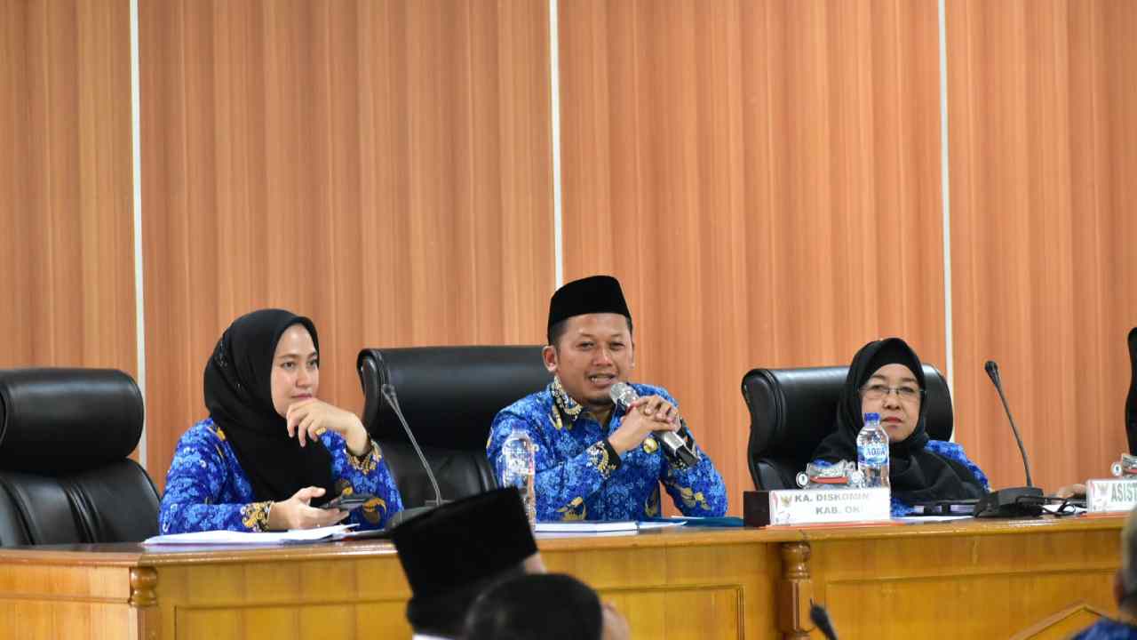 Pelaksana Tugas (Plt) Kepala Dinas Kominfo OKI, Adi Yanto saat memberi paparan dalam rapat koordinasi (rakor) penuntasan desa blank spot dan lemah sinyal yang diselenggarakan di Ruang Rapat Bende Seguguk I Setda OKI, pada Kamis (17/4/2025). Foto: dok. Diskominfo OKI