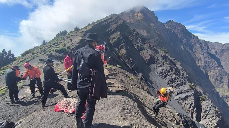 Proses Evakuasi Terhadap Seorang Pendaki Wanita Asal Brasil. Foto: Kehutanan.go.id