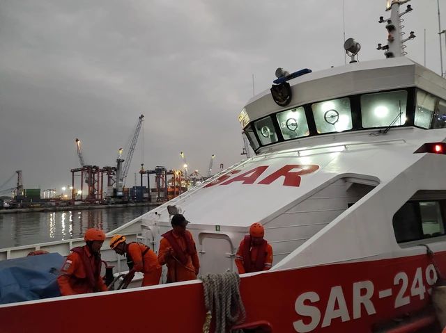 Operasi pencarian korban tenggelam KMP Tunu Pratama Jaya. Foto: X @akuratco 