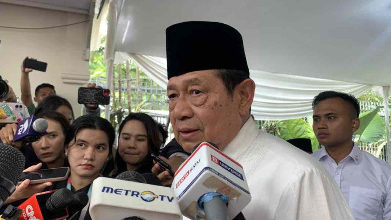 Presiden ke-6 RI Susilo Bambang Yudhoyono (SBY) melayat ke rumah duka mendiang penyanyi senior Titiek Puspa di wilayah Pancoran, Jakarta Selatan, Jumat (11/4/2025). Foto: dok. Kompas.com