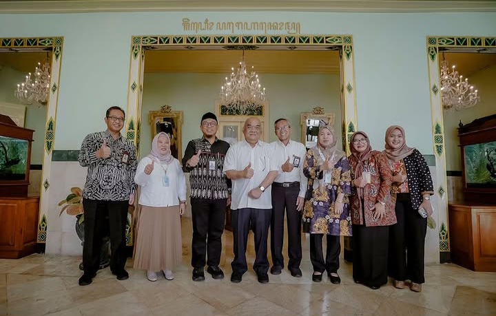 Wakil Gubernur DIY KGPAA Paku Alam X (tengah) berfoto bersama Direktur SMK Kemendikdasmen RI Arie Wibowo Khurniawan (ketiga dari kiri), Kepala Dinas Pendidikan, Pemuda, dan Olahraga DIY Raden Suci Rohmadi (kiri), beserta jajaran usai audiensi di Gedhong Pareanom, Kompleks Kepatihan, Yogyakarta, Senin (5/10/2026). (Foto: Dok. Pemda DIY / Humas)