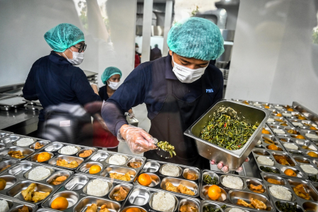 Petugas menyiapkan paket makanan bergizi gratis di Satuan Pelayanan Pemenuhan Gizi Palmer Jakarta. Foto: Antara foto
