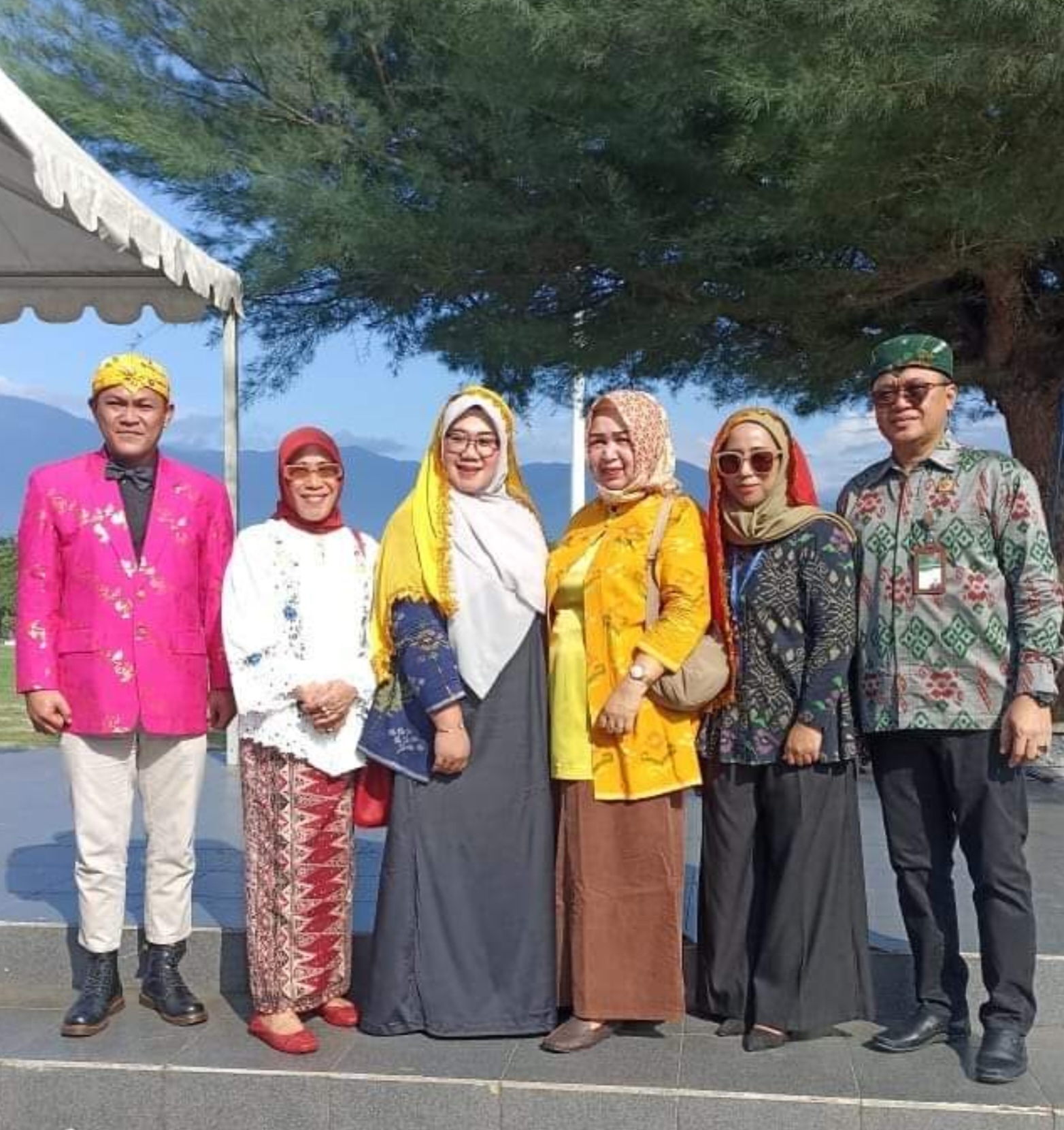 Pakaian batik Bomba saat Upacara Hari kesaktian Pancasila