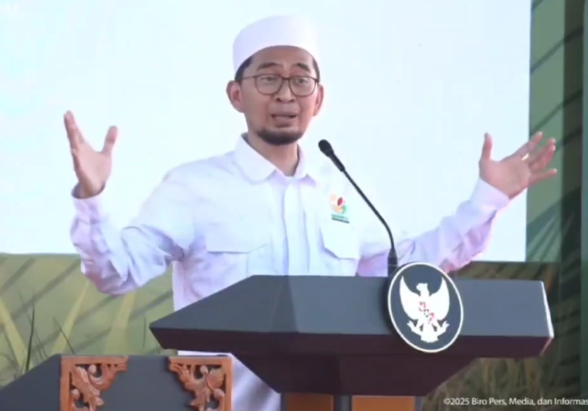 Ustaz Adi Hidayat Memberikan Sambutan di Depan Presiden Prabowo Subianto. Foto: Dok BPMI Setpres