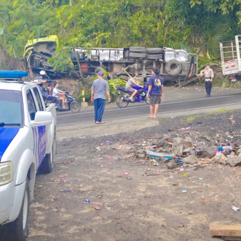Jalur Tengkorak Purworejo Kembali Makan Korban: Truk Terguling di Lokasi Kecelakaan Pekan Lalu. Foto: Instagram/@purworejo_terpopuler