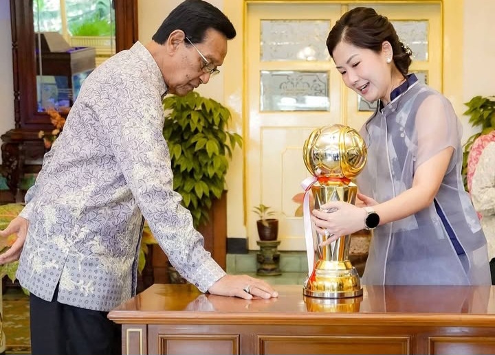 Gubernur DIY, Sri Sultan Hamengku Buwono X menerima audensi manajemen PSIM di Gedhong Wilis, Kompleks Kepatihan, Yogyakarta, pada Selasa (10/06). Foto: tangkapan layar Ig @humasjogja