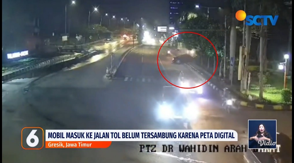 Mobil BMW terjun bebas di jalan toll yang belum jadi di Gresik, Jawa Timur. Foto : tangkapan layar liputan 6 sctv