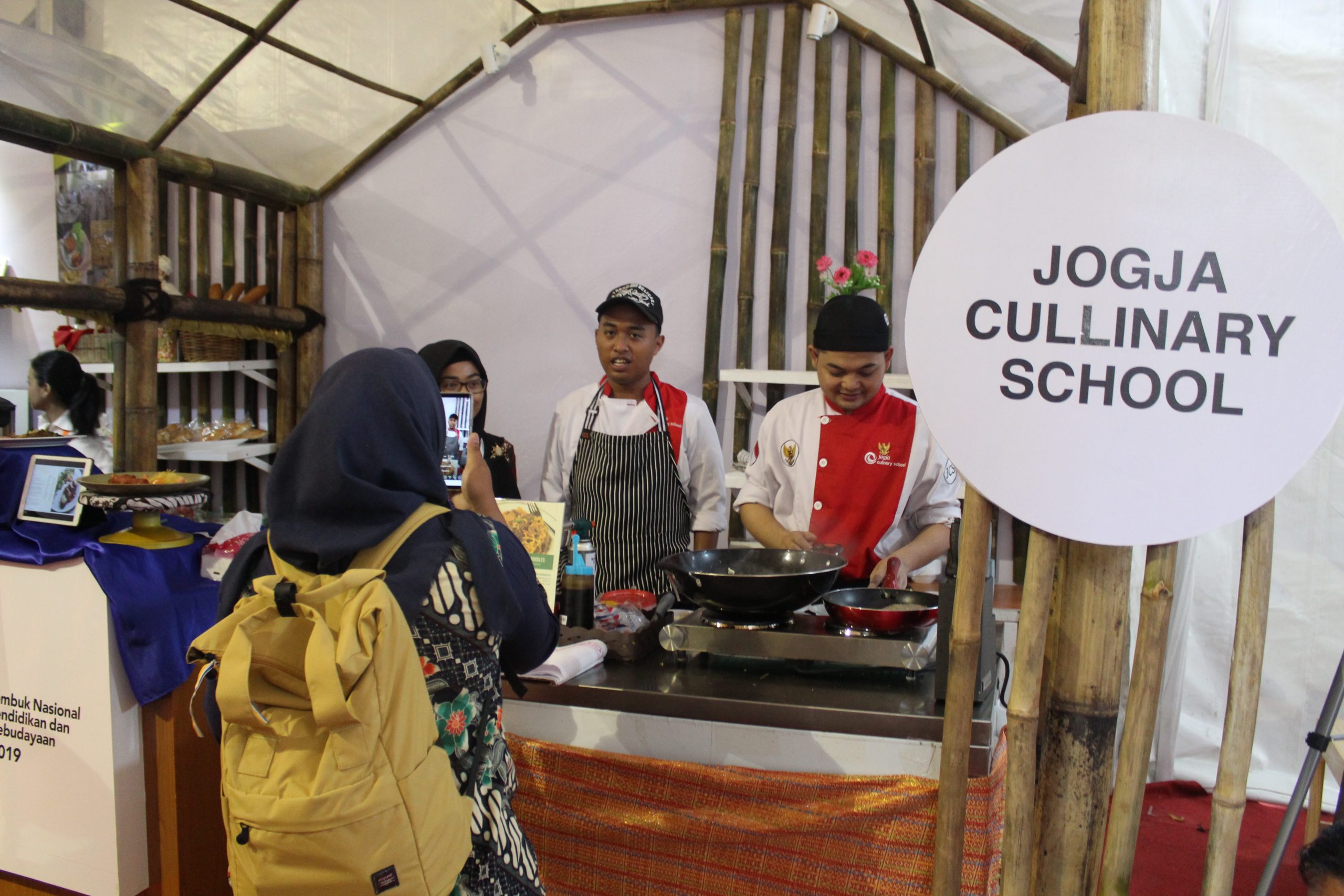 Peserta didik dari Lembaga Kursus Jogja Culinary School memperagakan keahlian memasak di depan pengunjung pameran pendidikan Nasional. Keahlian memasak dan sertifikasi kompetensi kini menjadi paspor penting bagi para koki muda Indonesia untuk menembus pasar kerja global, mulai dari perhotelan bintang lima hingga industri kapal pesiar. (Foto: Dok. Jogja Culinary School)