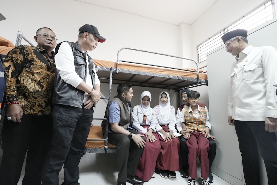 Sekretaris Kabinet Letkol Teddy Indrawijaya didampingi Menteri Sosial dan Menteri PU. Foto: doc kemensos.go.id