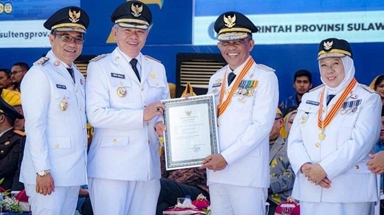 Bupati Sigi Moh Rizal Intjenae didampingi oleh Ketua TP-PKK Kabupaten Sigi dan Wakil Bupati Sigi Samuel Yansen Pongi menghadiri Upacara Hari Ulang Tahun Provinsi Sulawesi Tengah ke-61 yang digelar di Halaman Kantor Gubernur Sulawesi Tengah, Minggu (13/4/2025). Foto : Humas Kab. Sigi