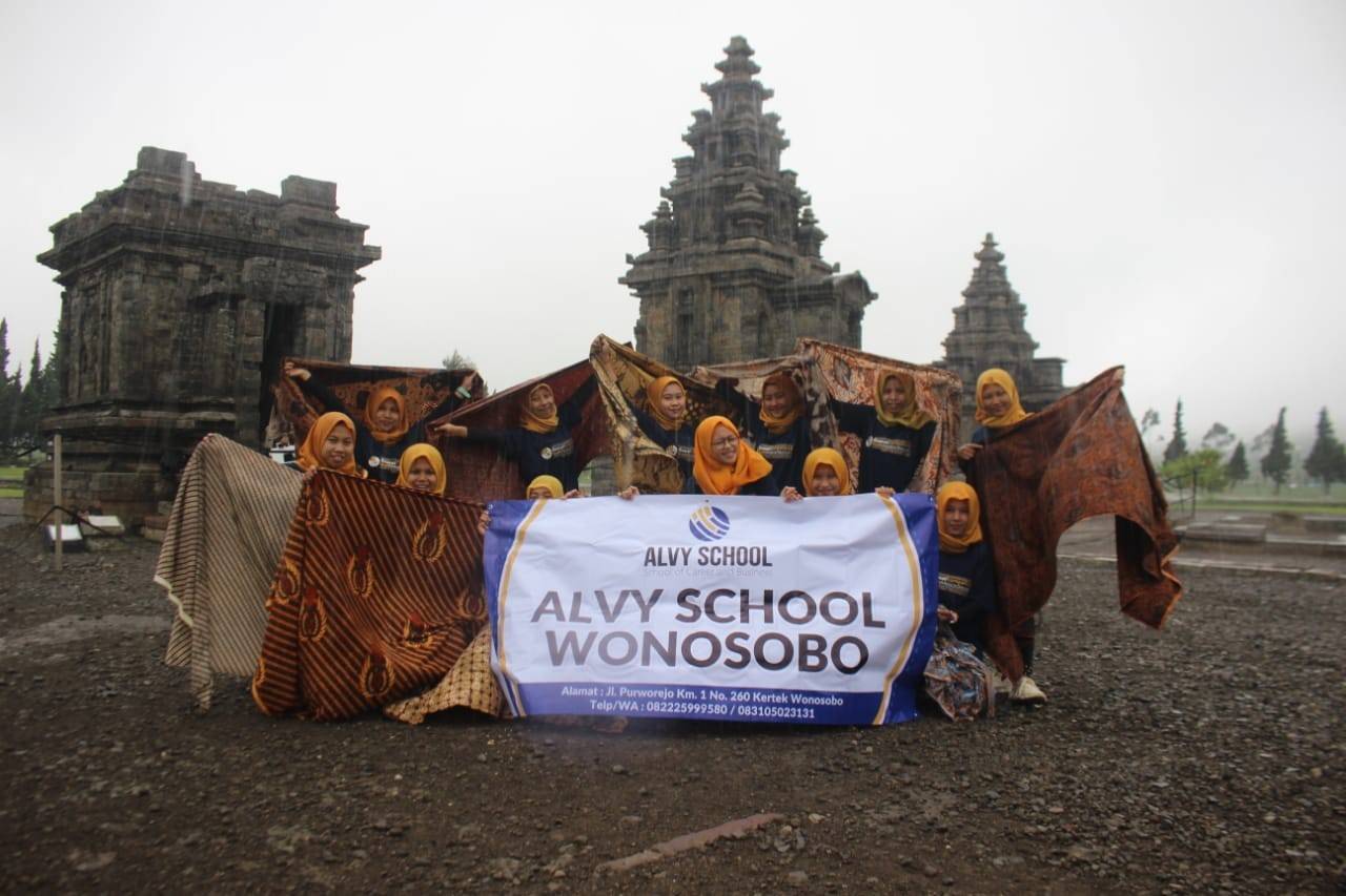 Peserta didik LPK Alvy School Wonosobo berpose dengan kain batik hasil karya mereka di kawasan Candi Dieng. Lembaga ini menjadi wadah bagi talenta Wonosobo untuk bertransformasi menjadi tenaga terampil siap kerja. Foto: Istimewa