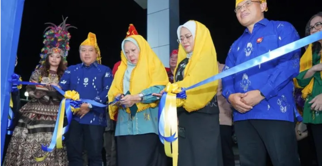 Wakil Gubernur Sulawesi Tengah, dr. Reny A. Lamadjido, mewakili Gubernur, secara resmi membuka acara puncak Semarak Sulteng Nambaso 2025 pada Sabtu malam (19/4/2025), Foto : Humas Pemprov Sulteng