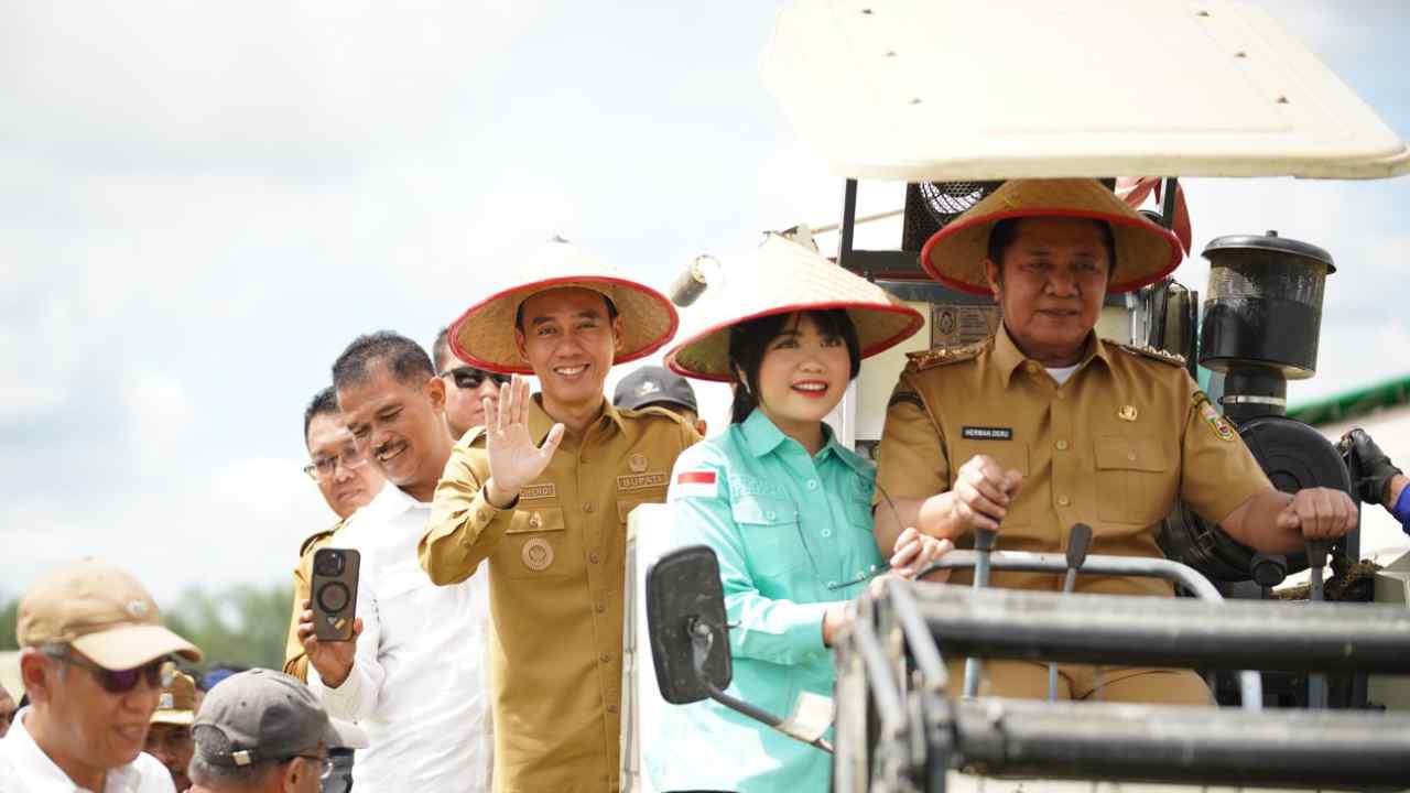 Gubernur Sumatera Selatan, Herman Deru, saat berpartisipasi dalam acara panen raya padi di 14 provinsi yang digelar secara virtual dan diikuti oleh Presiden Republik Indonesia, Prabowo Subianto, dari Majalengka, Jawa Barat, pada Senin (7/4/2025). Foto: dok. Diskominfo OKI
