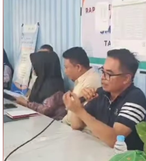 Kepala DInas Pendidikan dan Kebudayaan kota Palu memberikan Penguatan Kapasitas kepada guru guru di SMPN 4 Palu, FOto : Hardy