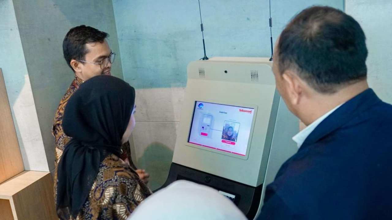 Telkomsel  menjadi  salah  satu  pelopor  dalam  melaksanakan  uji  coba  teknologi  biometrik  pengenalan  wajah  (face  recognition)  untuk  memfasilitasi  proses  registrasi  kartu  prabayar  dan  ganti  kartu. Sumber: Telkomsel