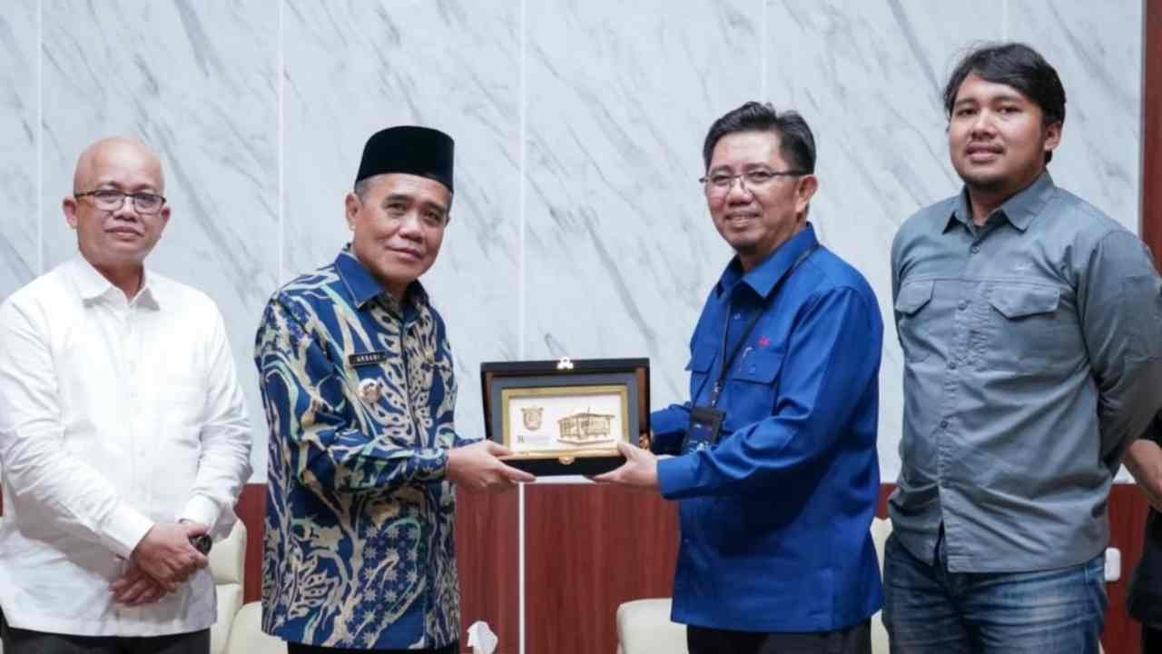 Wakil Bupati Ogan Ilir, Ardani, saat menerima kunjungan silaturahmi dari Branch Manager Ruas Tol Palembang-Indralaya-Prabumulih (Palinpra), Syamsul Rijal, beserta rombongan di Komplek Perkantoran Terpadu (KPT) Tanjung Senai, Indralaya, pada Jumat (11/04/2025). Foto: dok. Diskominfo Ogan Ilir