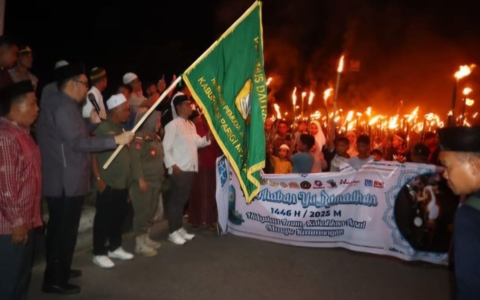PENJABAT Bupati Parigi Moutong, Richard Arnaldo resmi melepas pelaksanaan pawai obor dalam rangka menyambut Bulan Suci Ramadan 1446 Hijriah, di lapangan Bola Bambalemo, Rabu (26/2/2025) malam. FOTO: DISKOMINFO PARIMO
