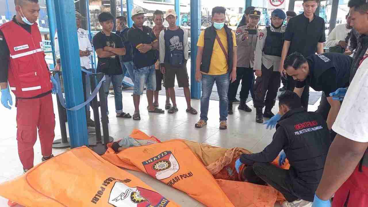 Dua Anak Buah Kapal (ABK) tugboat TB Marina 2210 tewas seketika setelah terkena hantaman tali towing yang menarik tongkang di perairan Sungai Musi, Kota Palembang, Minggu (13/04/2025). Foto: dok. detikcom.