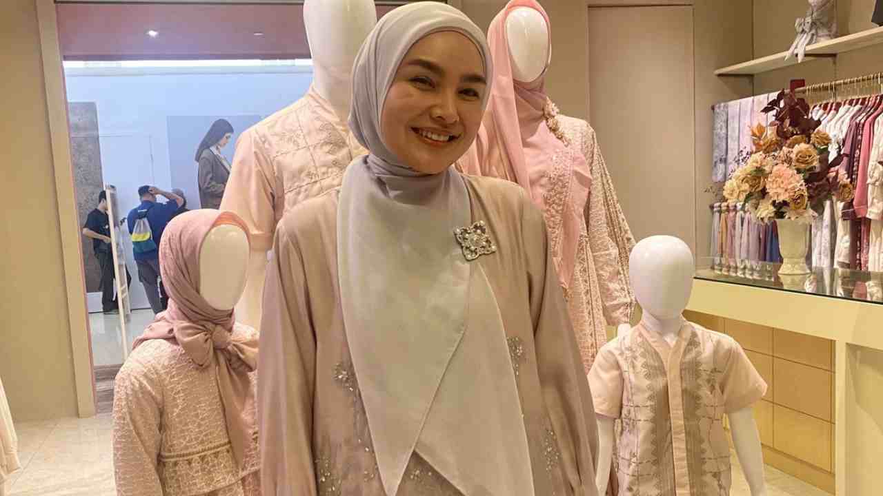 Ria Miranda pada peluncuran koleksi RiaMiranda Signature Raya 2025 di Plaza Indonesia, Jakarta Pusat, Rabu (5/3/2025).. Foto: dok. Kompas.com