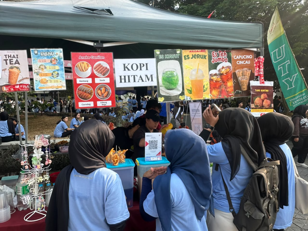 Mahasiswa UTY memadati booth UMKM Sleman pada pameran kuliner PKKMB 2026 di Kampus UTY, Kamis (17/9/2026). (Foto: Dok KADIN Sleman)