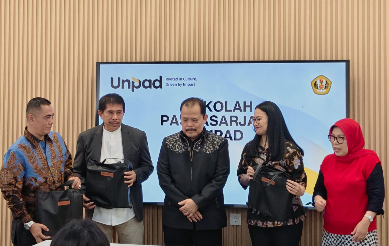 Dekan Sekolah Pascasarjana Universitas Padjadjaran (Unpad) Prof. Dr. Ir. Vijaya Isnaniawardhani, M.T. (kanan) bersama Ketua Umum HP3KI Dr. H. M Ali Badarudin, S.H., M.H. (kedua dari kiri) dan jajaran pimpinan usai penandatanganan Perjanjian Kerja Sama (PKS) di Kantor Perwakilan Unpad, Plaza Mutiara, Jakarta Selatan, Kamis (3/9/2026). (Foto: Dok HP3KI)
