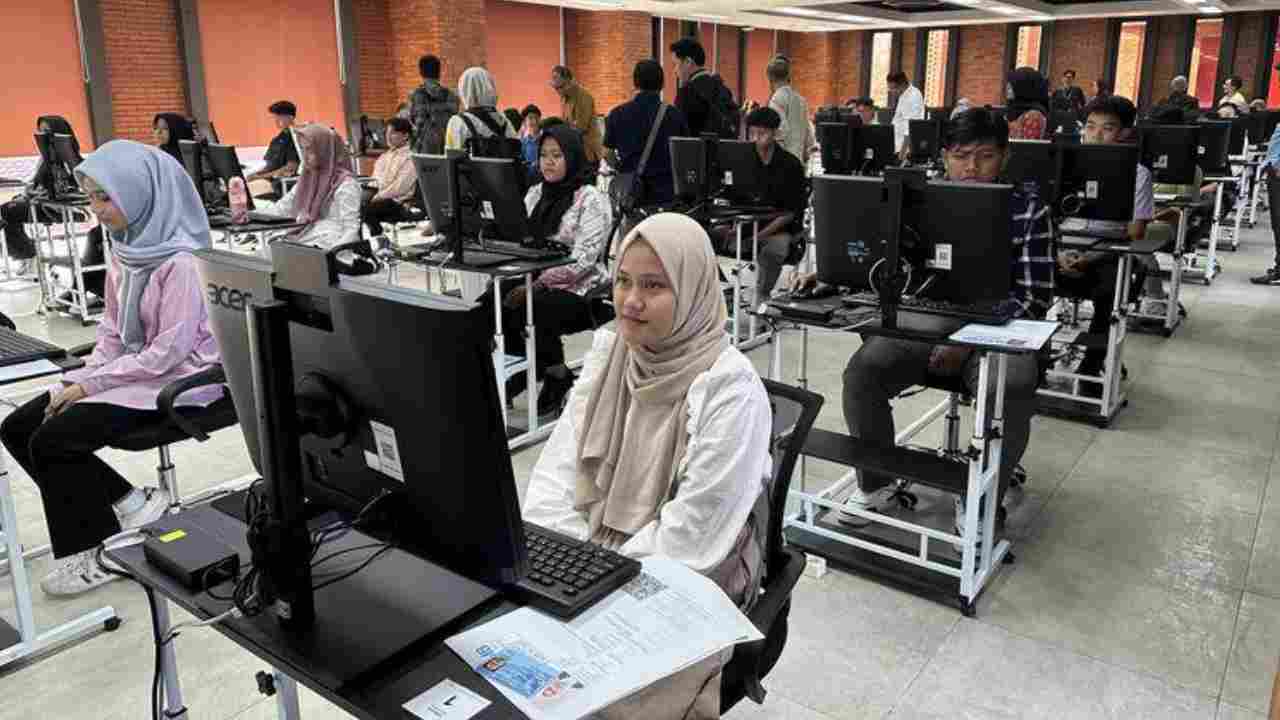 Para peserta mengikuti Ujian Tertulis Berbasis Komputer Seleksi Nasional Berdasarkan Tes (UTBK SNBT) 2025 di Universitas Indonesia (UI) pada Rabu (23/4/2025) pagi. Sebanyak 55.213 orang dari total peserta UTBK SNBT 2025 sebanyak 860.976 peserta, mengikuti ujian di UI. Foto: Dok. KOMPAS.com/WAHYU ADITYO PRODJO