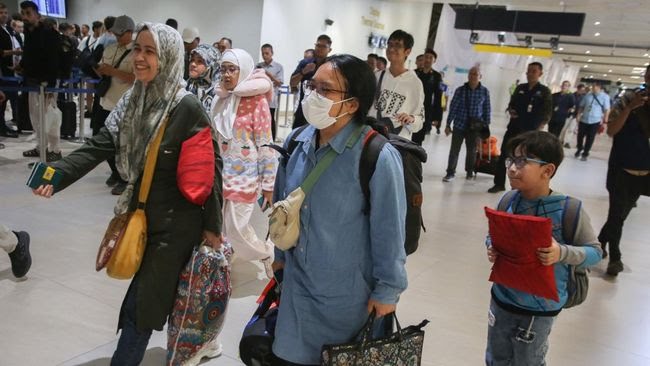 Sejumlah Warga Negara Indonesia berjalan keluar terminal setibanya dari Iran di Terminal 3 Bandara Soekarno Hatta. Foto: infopublik.id