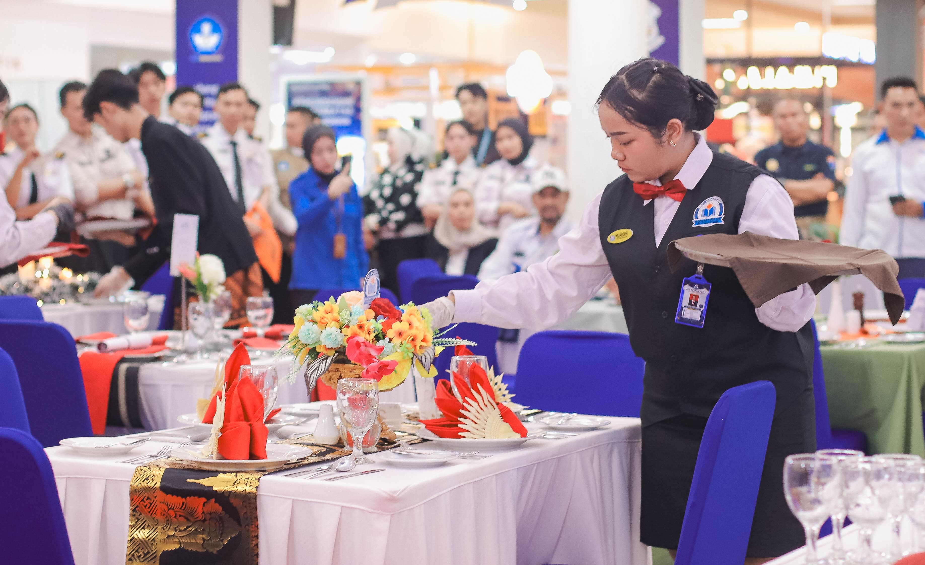 Peserta Lomba Kompetensi Tingkat Nasional cabang Table Set Up tengah dinilai saat menata meja makan berbasis standar industri internasional pada Gebyar Kursus 2026 di Jakarta. (Foto: Dok. Tim Media Forum PLKP)