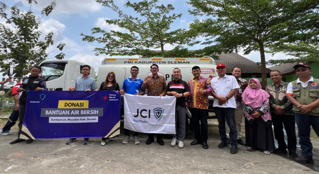 JCI Borobudur Dengan PMI dan BPBD Sleman Di Hadiri Wakil Bupati Sleman Bapak Danang Maharsa, SE, Ketua Komisi C DPRD Sleman Bapak Bambang Sigit Sulaksono menyerahkan bantuan air bersih di SDN Sejati Sumberarum Moyudan Sleman. Rabu (21/10/2026). Foto: Dok Istimewa